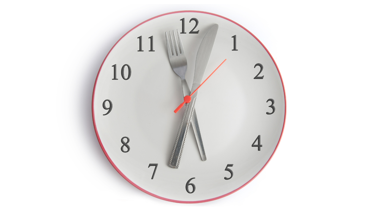 Clock-shaped plate showing how meal timing supports reversing type 2 diabetes