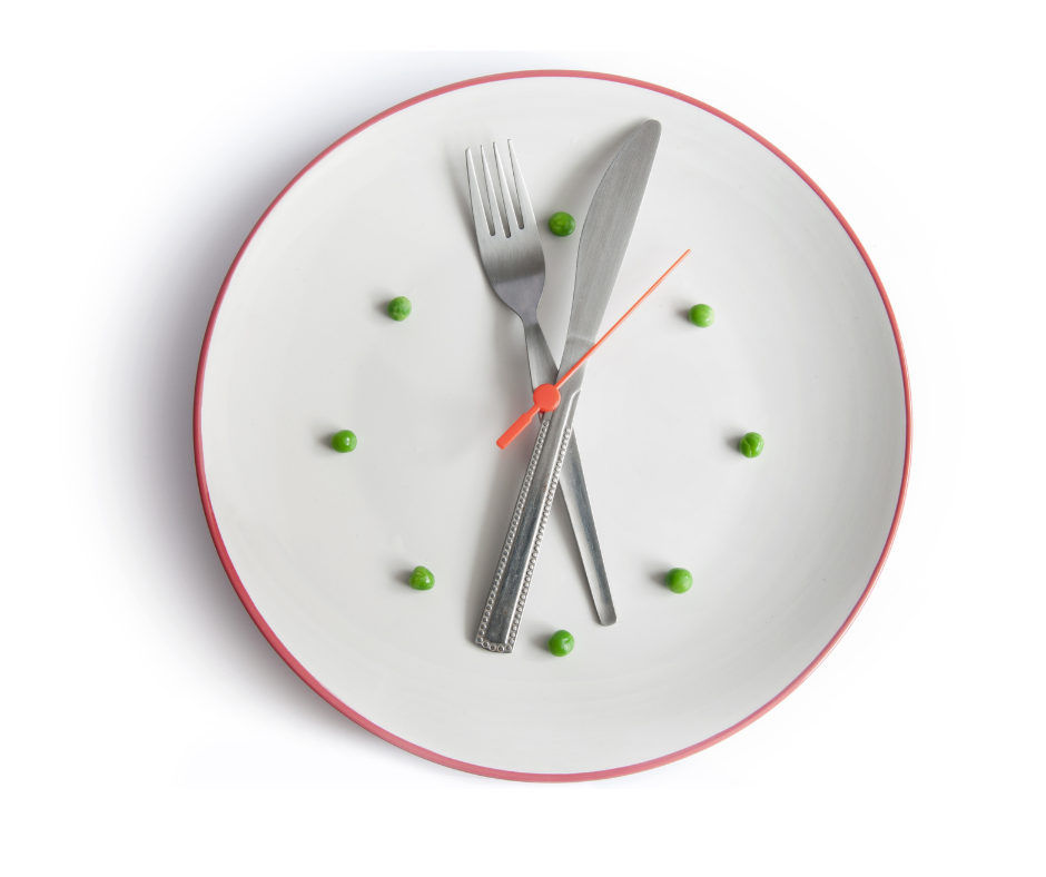 Plate shaped like a clock with cutlery hands and peas illustrating meal timing for reversing type 2 diabetes