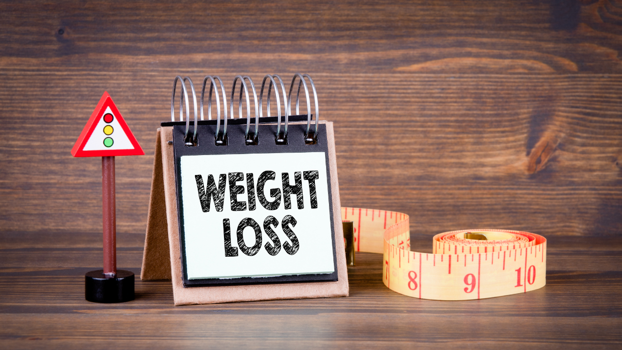 Weight loss note with traffic lights and tape measure showing progress to reverse type 2 diabetes