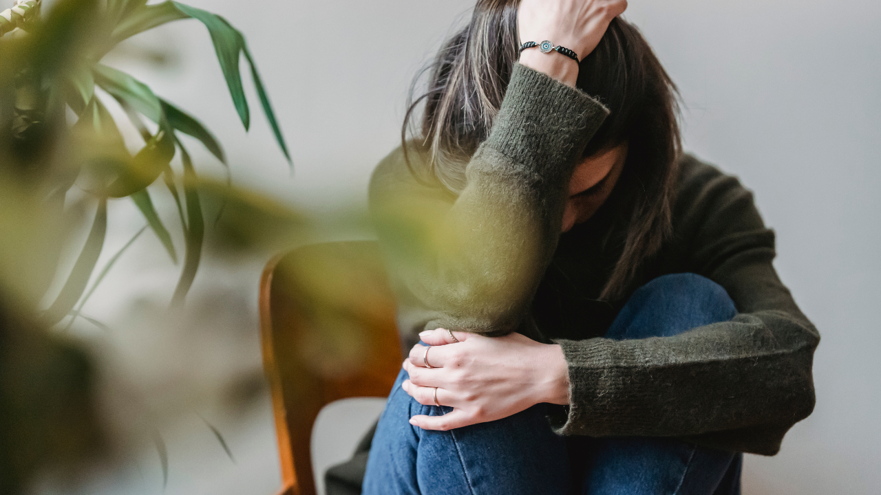 Woman holding her head in frustration, illustrating the emotional toll of feeling stuck in health and reversing type 2 diabetes progress