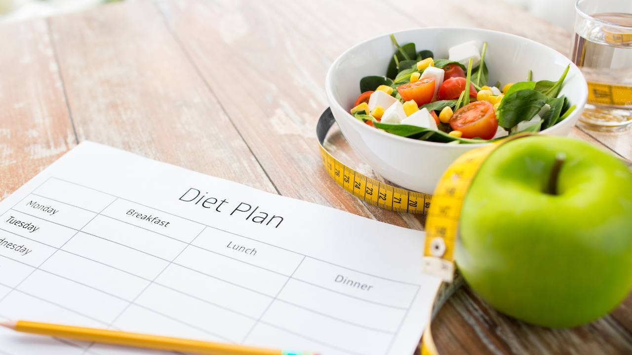 Healthy diet plan with salad and apple to aid blood sugar management and reversing type 2 diabetes