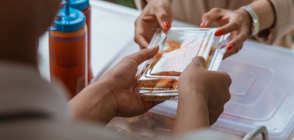 hands-holding-healthy-meals-support-blood-sugar-control-reverse-type-2-diabetes