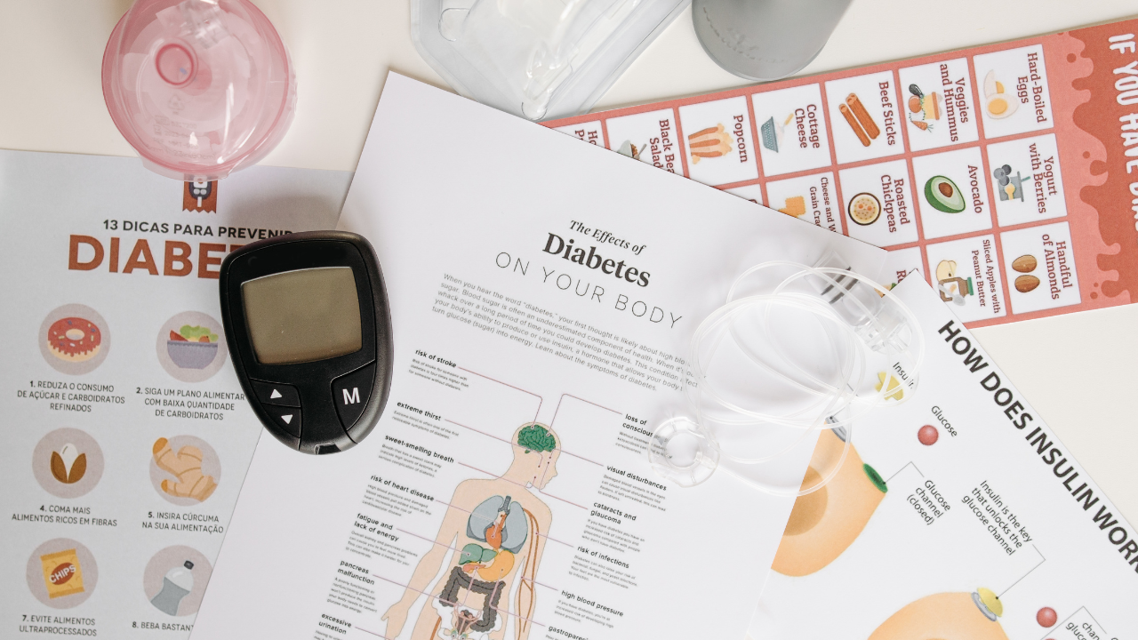 Blood sugar monitor and diabetes fact sheets for type 2 diabetes management