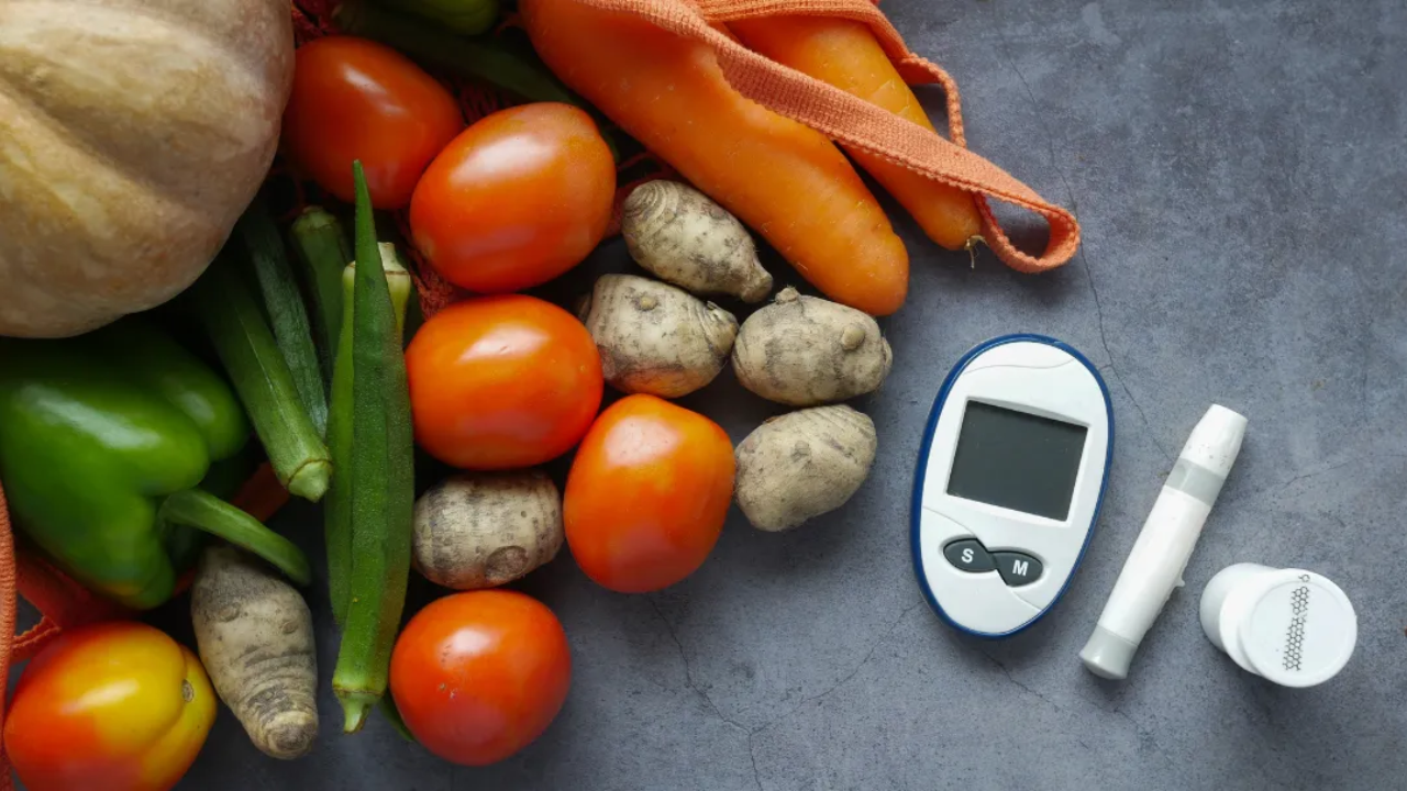 Healthy meal next to a diabetes monitor showing stable blood sugar levels