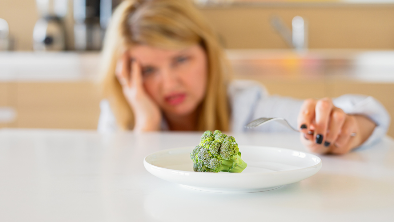 A plate with broccoli representing healthy eating for reversing type 2 diabetes