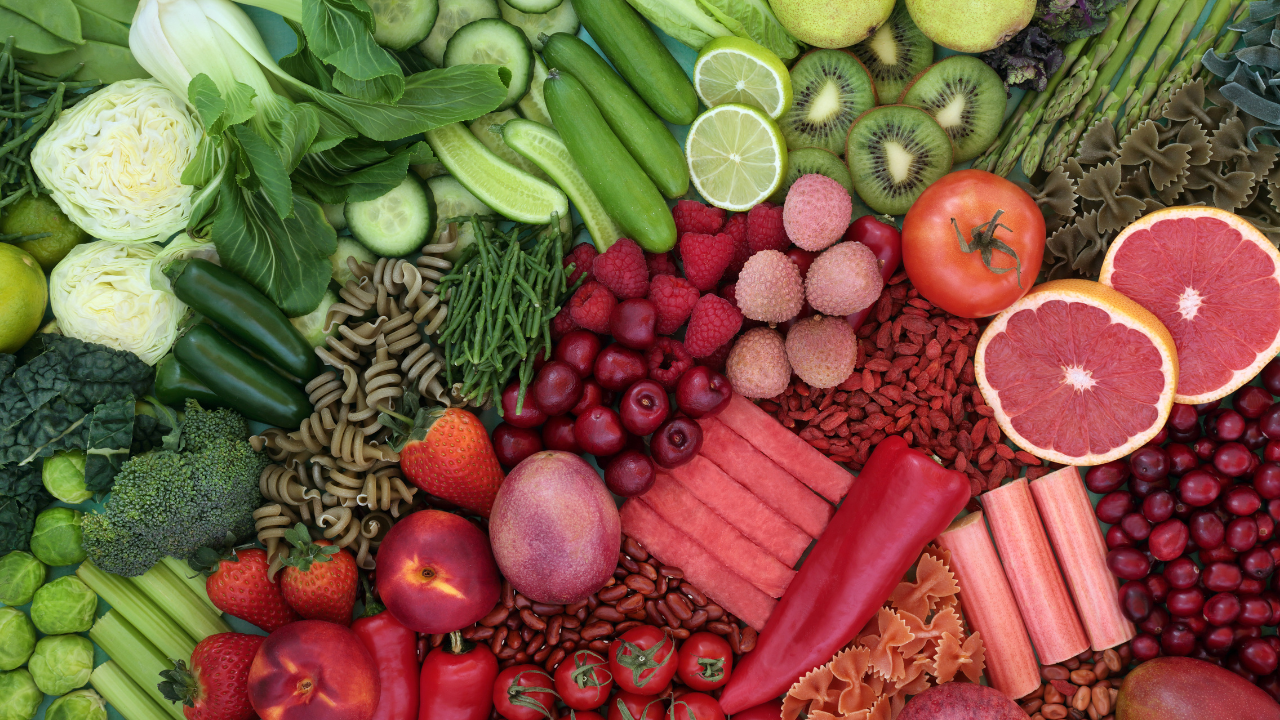 Plate of colourful, fibre-rich healthy foods that promote a balanced gut microbiome and support type 2 diabetes reversal
