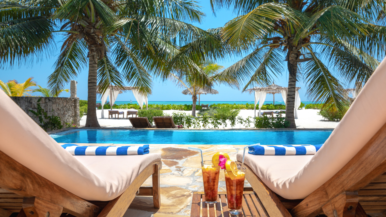 Sunloungers by a pool symbolising a relaxing low-carb holiday while learning how to reverse type 2 diabetes