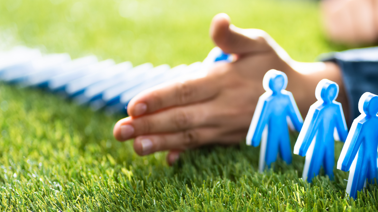 A hand symbolising the steps to reverse type 2 diabetes with determination and focus