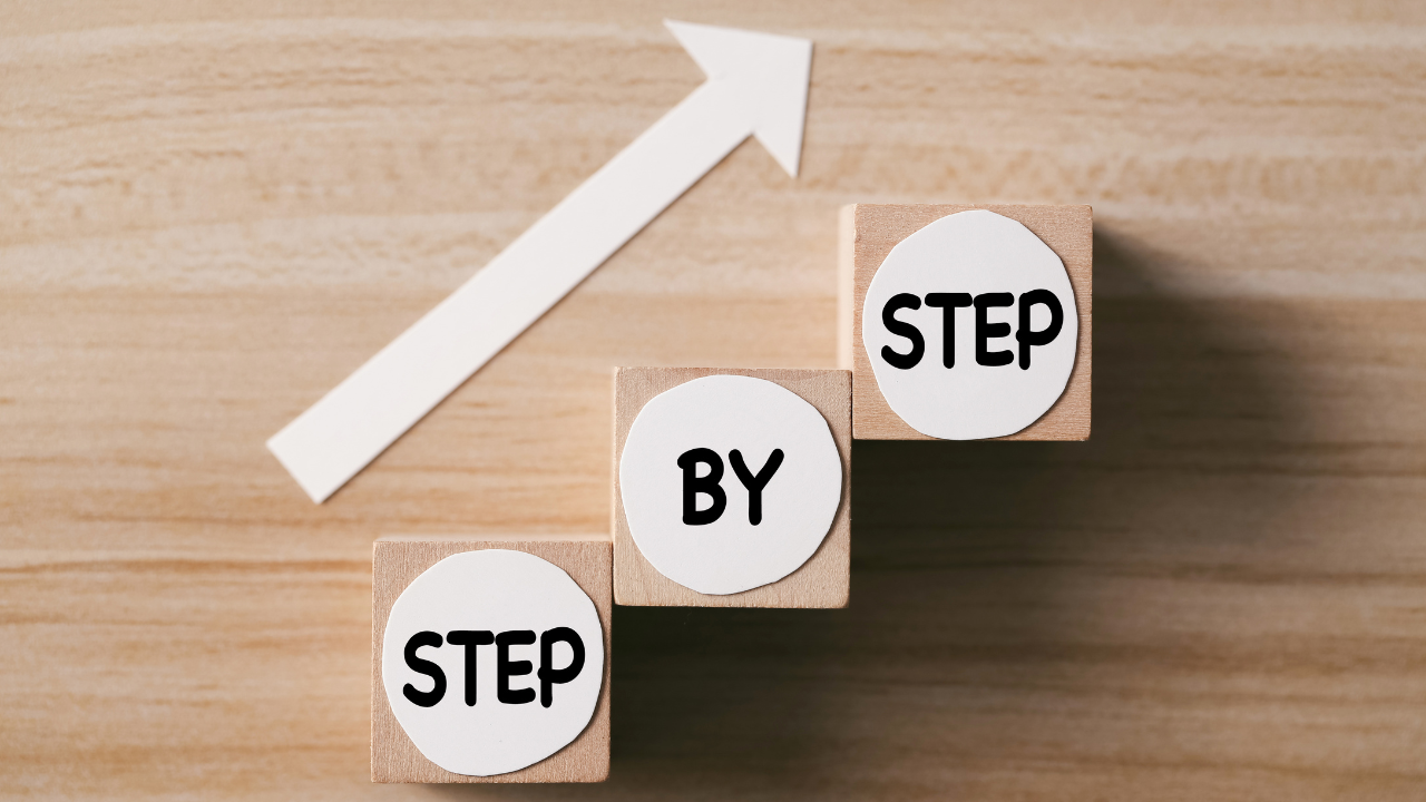 Wooden cubes with the words “step by step” and an arrow representing the gradual process of reversing type 2 diabetes